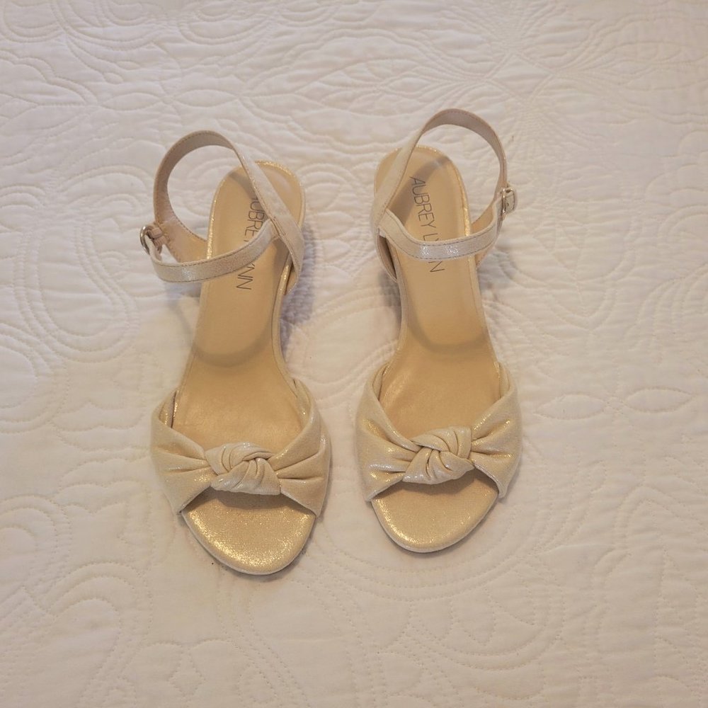 Aubrey Lynn Shimmering Cream Wedge Sandals. Size 7.5